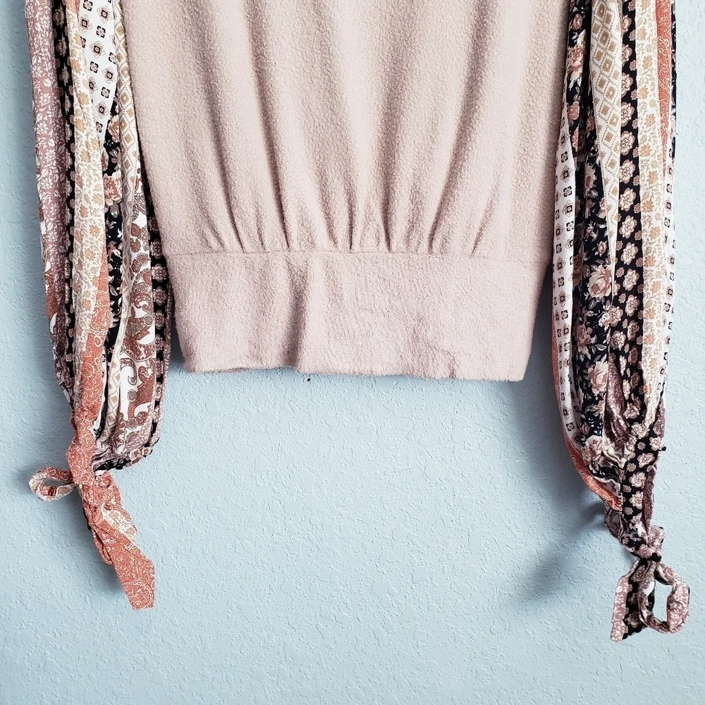 Illa Illa Bohemian Floral Mixed Media Ballon Sleeve Twist Back Knit Top